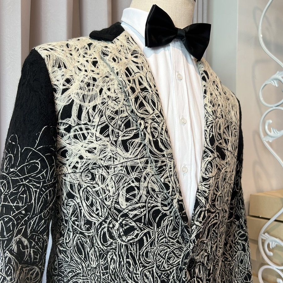 เช่า เสื้อสูทชาย สีขาวดำ ปักลายกราฟฟิก กางเกงสแลคดำ