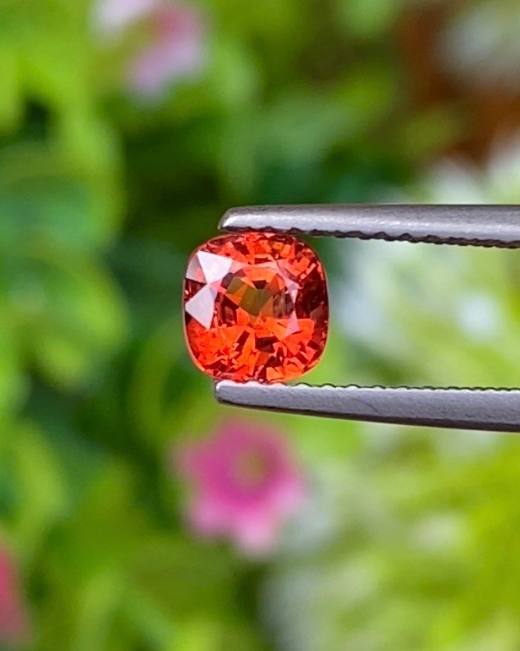 พลอย ออเรนจ์ แซฟไฟร์ Orange Sapphire 0.94 กะรัต (Cts.) พลอยแท้ อัญมณีมงคลประจําวันเกิด เครื่องประดับพลอย