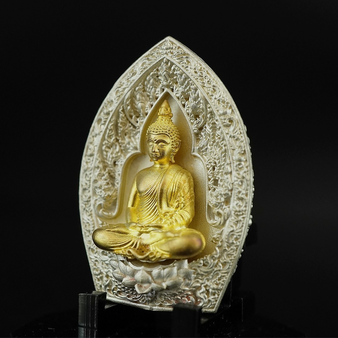 พระกริ่งเจ้าสัวเสวยสุข เนื้อเงินวาว องค์ชุบทอง ขนาด 2.45 X 3.5 เซนติเมตร