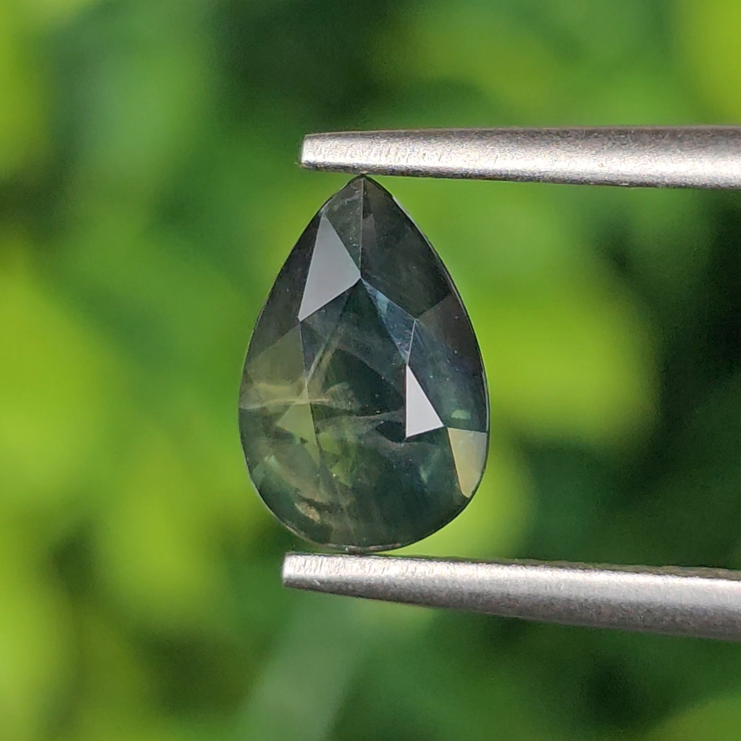 พลอย เขียวส่อง Green Sapphire 1.22 กะรัต (Cts.) ดิบ (Unheated) พลอยแท้ อัญมณีมงคลประจําวันเกิด เครื่องประดับพลอย