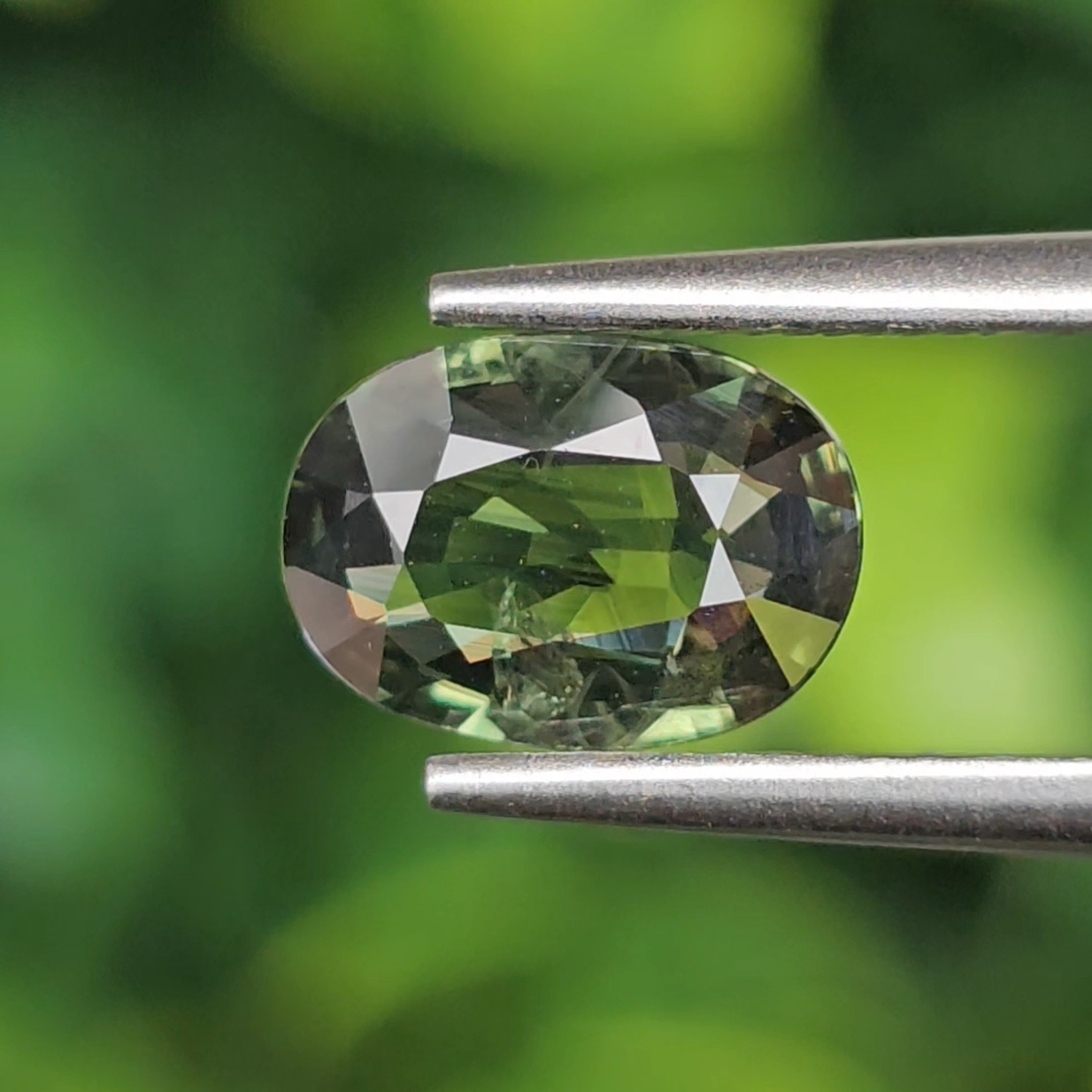 พลอย เขียวส่อง Green Sapphire 1.43 กะรัต (Cts.) พลอยแท้ อัญมณีมงคลประจําวันเกิด เครื่องประดับพลอย