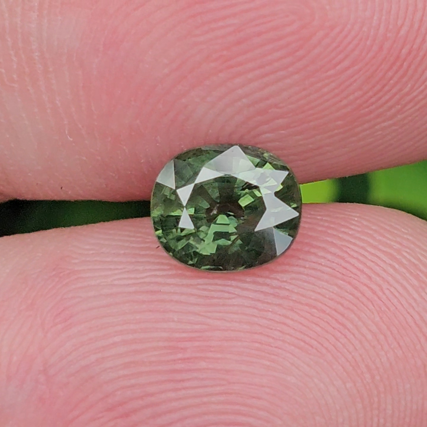 พลอย เขียวส่อง Green Sapphire 1.63 กะรัต (Cts.) พลอยแท้ อัญมณีมงคลประจําวันเกิด เครื่องประดับพลอย