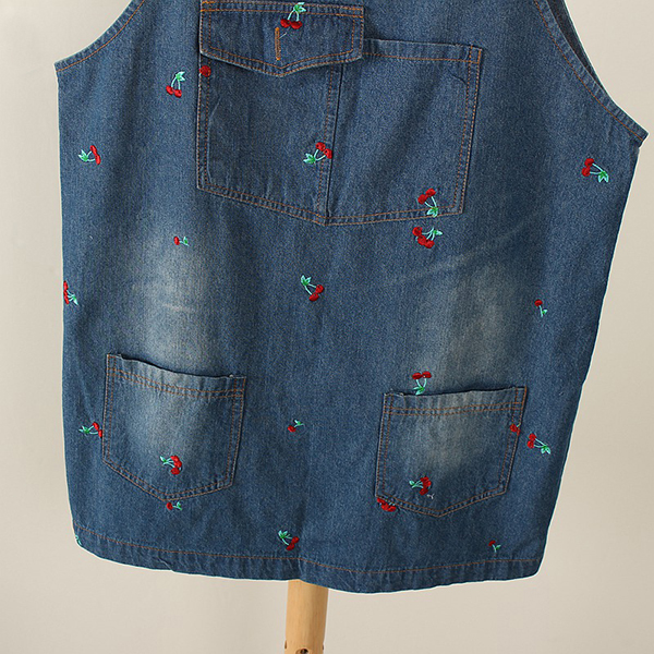 เอี๊ยมกระโปรงยีนส์ฟอกนิ่ม แต่งปักลายเชอร์รี่ (12215LM)