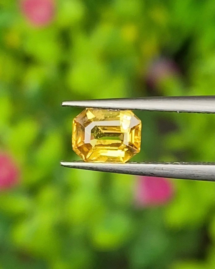 พลอย บุษราคัม Yellow Sapphire 0.92 กะรัต (Cts.) พลอยแท้ อัญมณีมงคลประจําวันเกิด เครื่องประดับพลอย