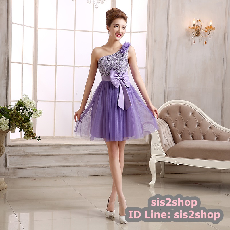 พร้อมส่ง ชุดเดรสสั้น เกาะอก ไหล่เดียวแต่งดอก เอวคาดโบว์ จับสม๊อกด้านหลัง สีม่วง