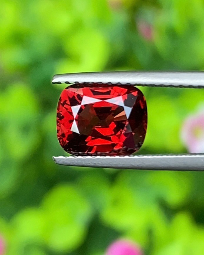 พลอย สปิเนล (Spinel) 2.18 กะรัต (Cts.) ดิบ (Unheated) พลอยแท้ อัญมณีมงคลประจําวันเกิด เครื่องประดับพลอย