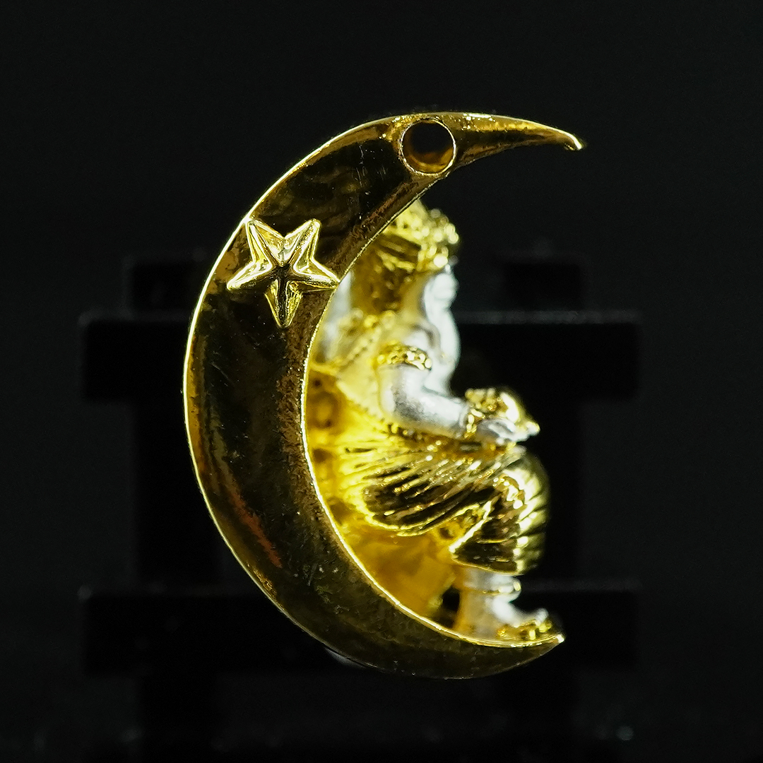 พระพิฆเนศน้อย ประทับจันทร์ รหัส K2 เนื้อสัมฤทธิ์ชุบ 2 กษัตริย์ (เงิน-ทอง)