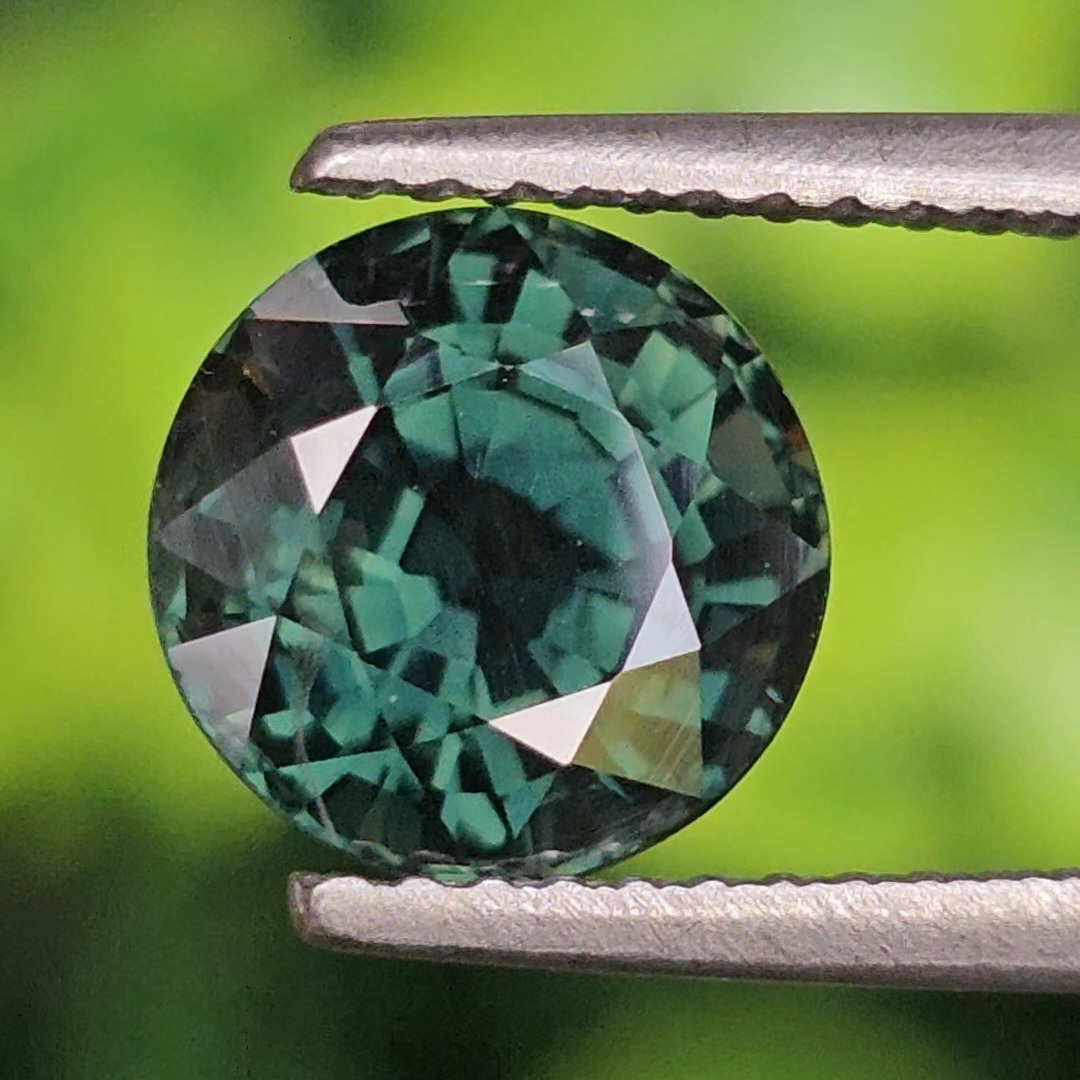 พลอย เขียวส่อง (Green Sapphire) 2.98 กะรัต (Cts.) พลอยแท้ อัญมณีมงคลประจําวันเกิด เครื่องประดับพลอย