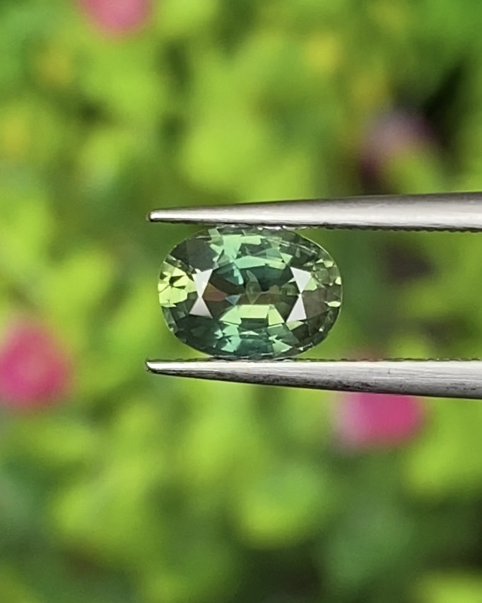 พลอย เขียวส่อง (Green Sapphire) 1.40กะรัต (Cts.) พลอยแท้ อัญมณีมงคลประจําวันเกิด เครื่องประดับพลอย