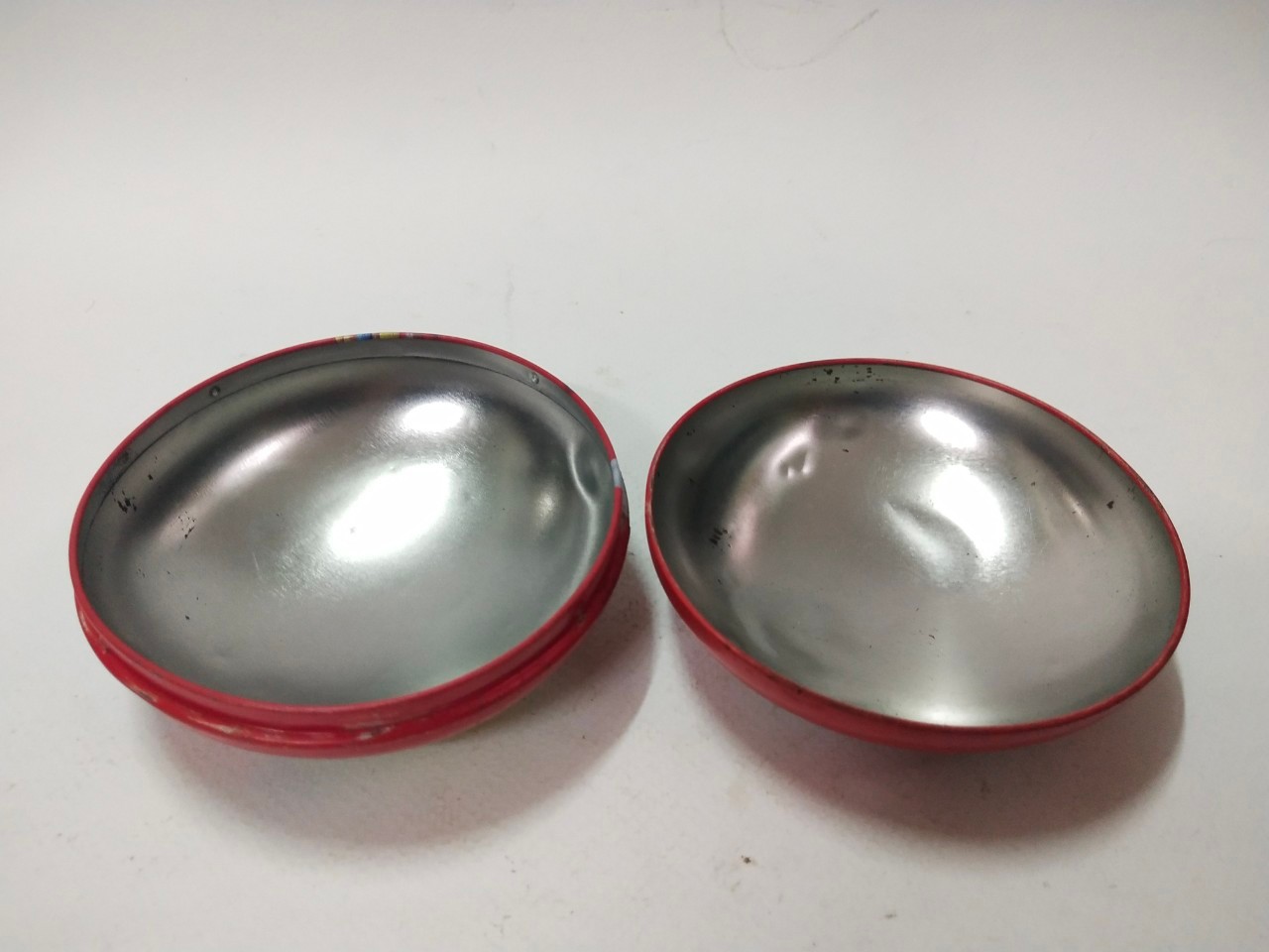 ตลับโลหะ ทรงกลม ช้อคโกเล็ต M&M ขนาดตามรูป งานสะสม มือสอง สภาพตามรูป มีรอยถลอก งานเก่าตามเวลา