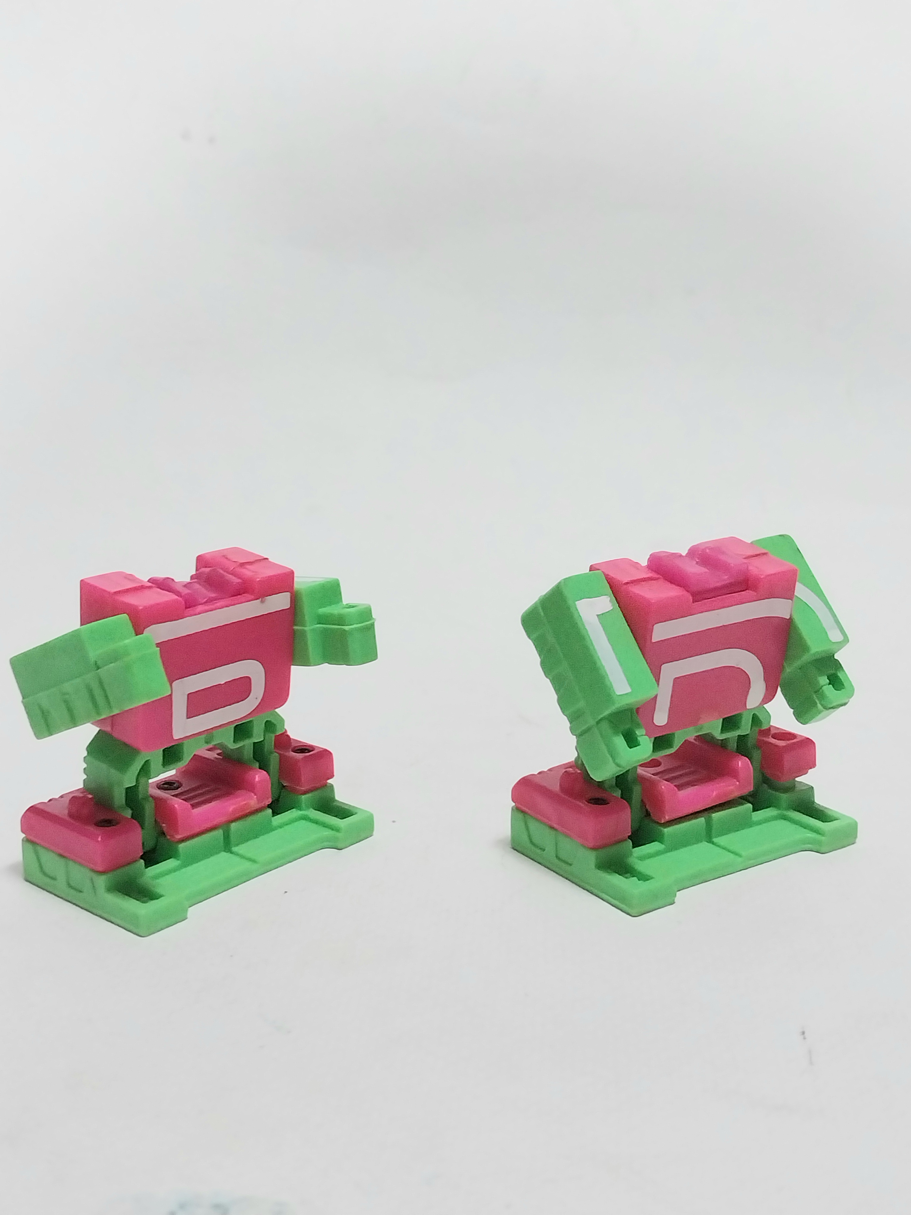 หุ่นยนต์ตัวอักษร PและB ขนาดตามภาพ