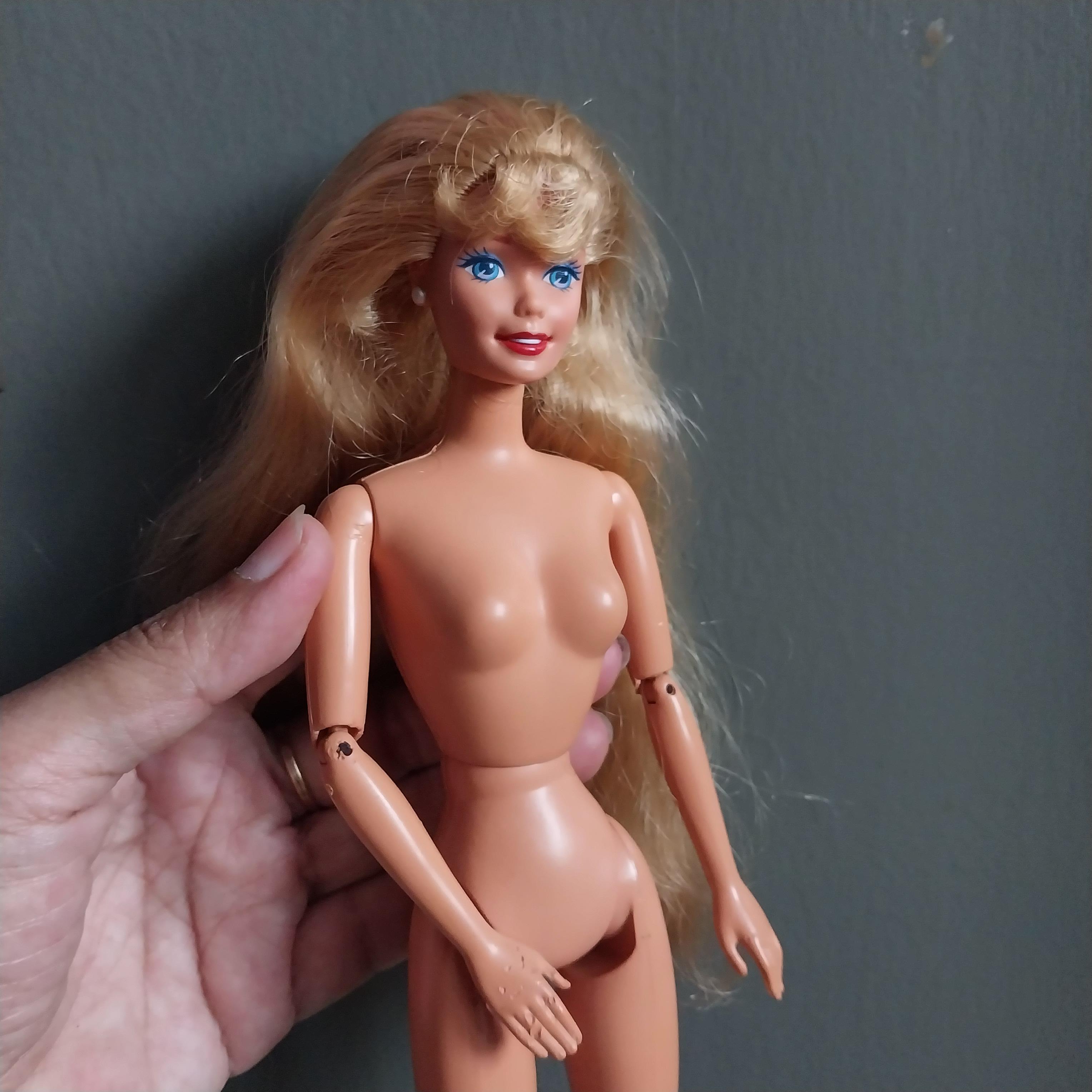 มีหลายภาพ ข้อหลวม มือมีตำหนิ ตุ๊กตาบาร์บี้วินเทจข้อต่อรุ่นเก่า Mattel 1993 แถมชุด