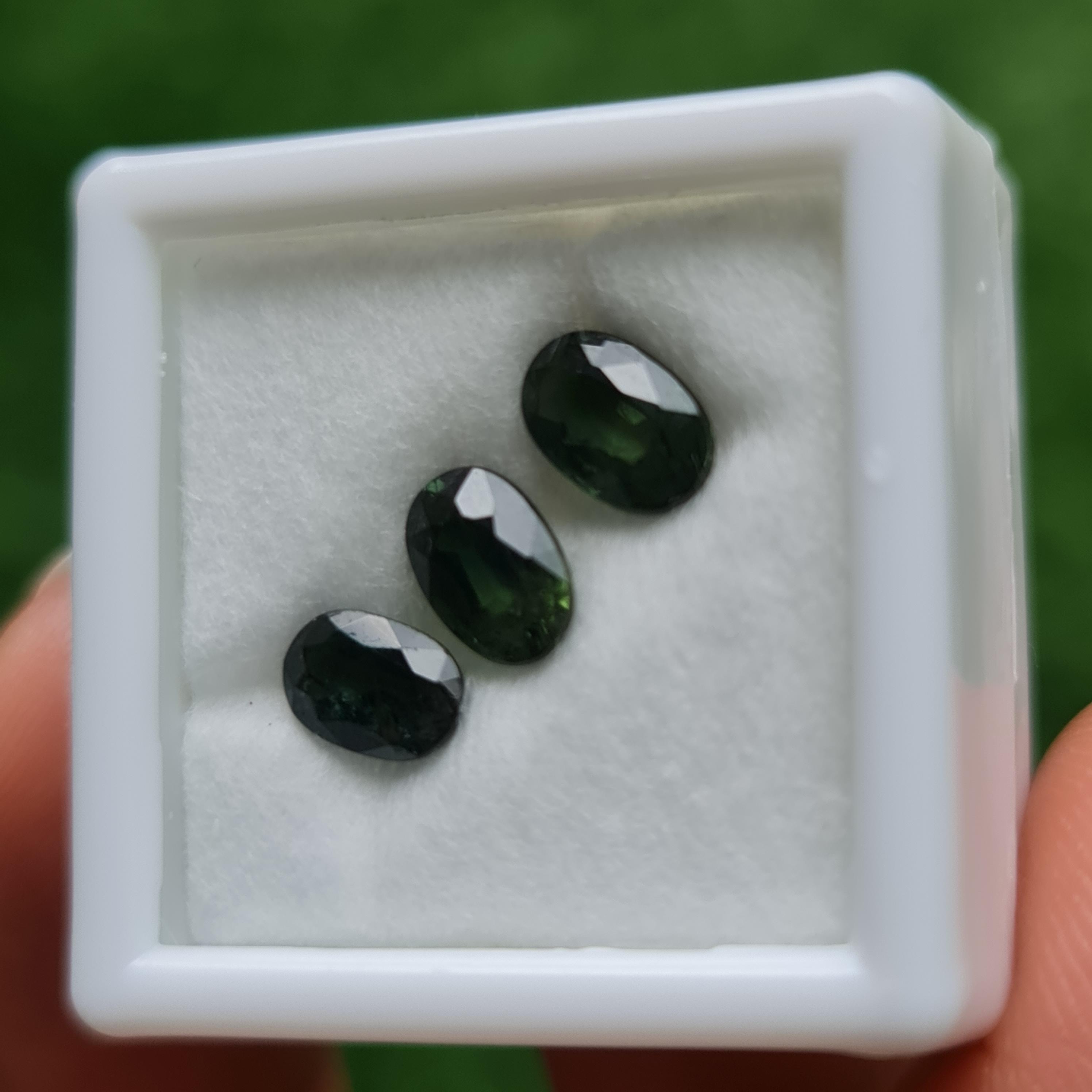 พลอย เขียวส่อง Green Sapphire 2.88 กะรัต (Cts.) 3 เม็ด (Pcs.) พลอยแท้ อัญมณีมงคลประจําวันเกิด เครื่องประดับพลอย