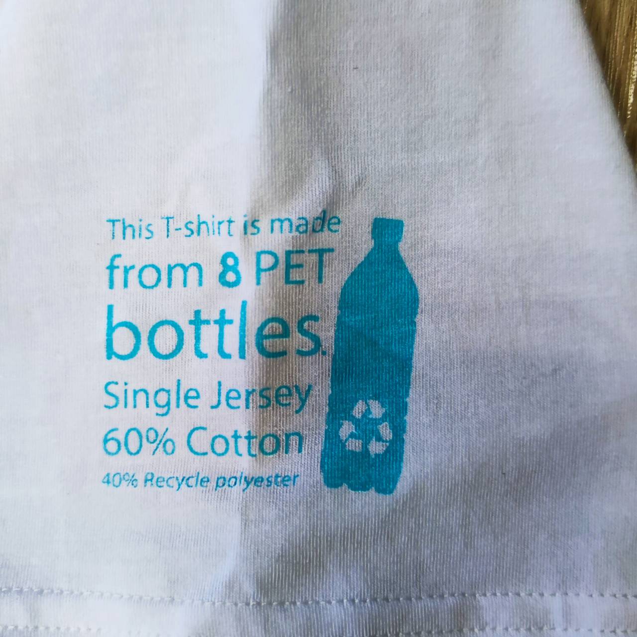 เสื้อยืดผลิตจากขวดพลาสติก 8 ขวด สีขาว