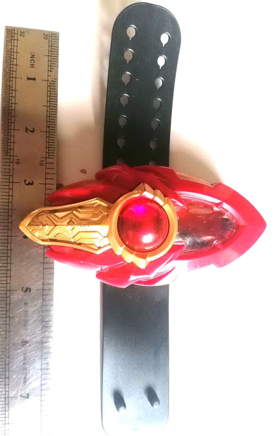 อุปกรณ์แปลงร่าง เมบิอุสเบรส จากอุลตร้าแมน #เมบิอุส ขนาดเล็ก พร้อมสายรัดข้อมือ *****ไม่ใช่งาน DX เป็นงาน SP กดปุ่ม มีไฟ มีสายข้อมือสีดำเป็นยาง มือสองสภาพดี ไฟติดปกติ ขนาดตามภาพ