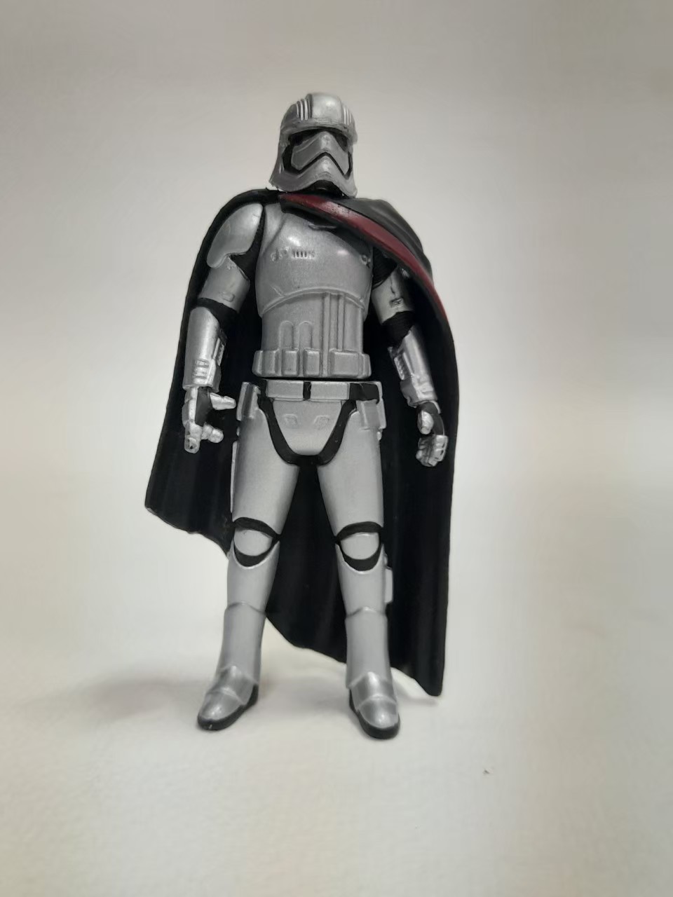 โมเดลฟิกเกอร์เหล็ก ผู้การฟาสม่า จาก star wars ep.7 ขนาดตามรูป มือสองสภาพดี สตาร์วอร์