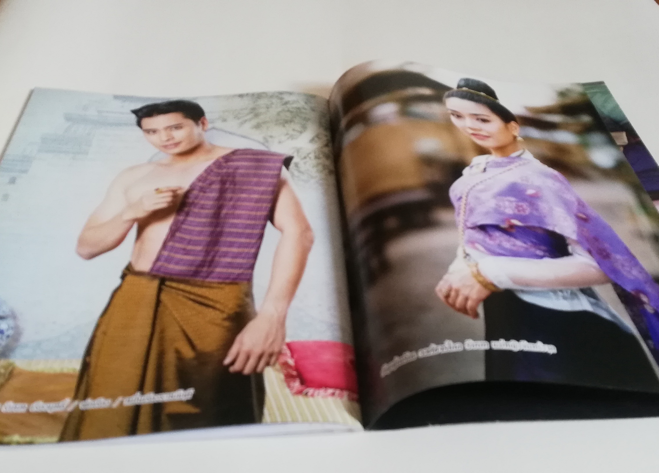 นิตยสารเก่าจากสยามดารา ละครทีวี บุพเพสันนิวาสฟีเวอร์ (1) สุดฟิน ช็อตเด็ด ซีนหวาน ทะลุมิติเรื่องจริงแผ่นดินพระนารายณ์ ภูมิทัศน์กรุงศรีอยุทธยา โอ่อ่าสง่างามเกินบรรยาย ต้องไม่พลาดมนต์ขลัแหล่งท่องเที่ยว ตามรอยบุพเพสันนิวาส