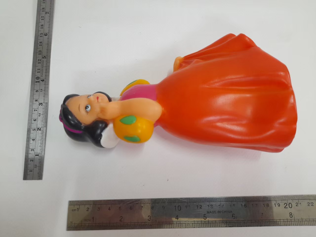 ตุ๊กตายางสโนไวท์ยางบีบ รุ่นเก่างานเรทโทร ขนาดตามรูป หายากไม่พบบ่อย มือสองสภาพดี
