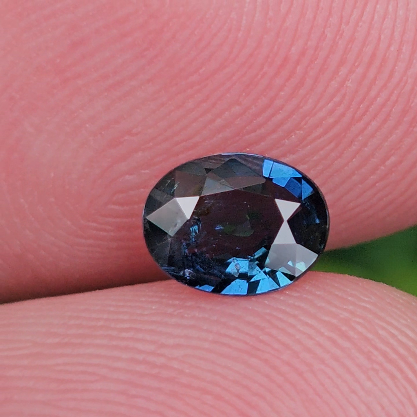 พลอย ไพลิน Greenish Blue Sapphire 0.59 กะรัต (Cts.) ดิบ (Unheated ) พลอยแท้ อัญมณีมงคลประจําวันเกิด เครื่องประดับพลอย