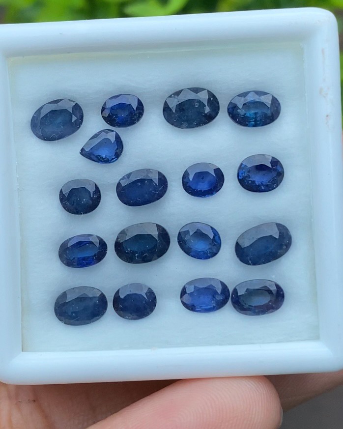 พลอย ไพลิน blue sapphire 17 เม็ด (pcs.) 10.23 กะรัต (Cts.) พลอยแท้ อัญมณีมงคลประจําวันเกิด เครื่องประดับพลอย