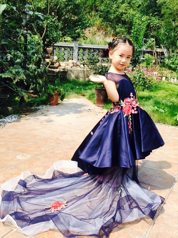 Pre-order ชุดราตรีเด็ก ชุดออกงาน ชุดแฟนซี ชุดกระโปรง สไตล์เจ้าหญิง แขนกุด ผ้าลูกไม้ช่วงอก แต่งดอกไม้ช่วงเอว กระโปรงผ้าไหมดัชเชต ปล่อยชายยาว มีซิปหลัง