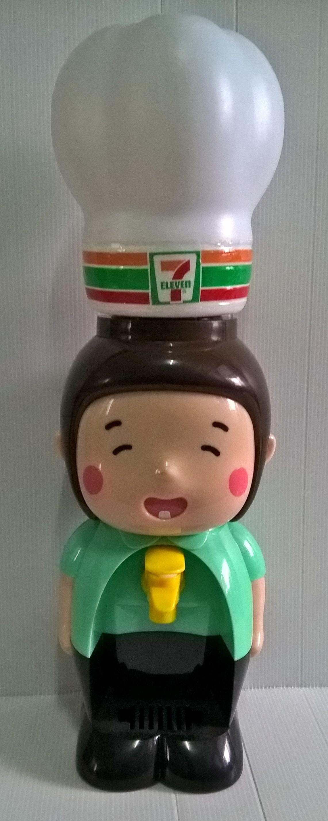 ของสะสมน่ารัก ตู้กดน้ำรูปตุ๊กตา7-11 ใส่น้ำบริเวณหมวกสีขาว กรุณาเลือกแบบ