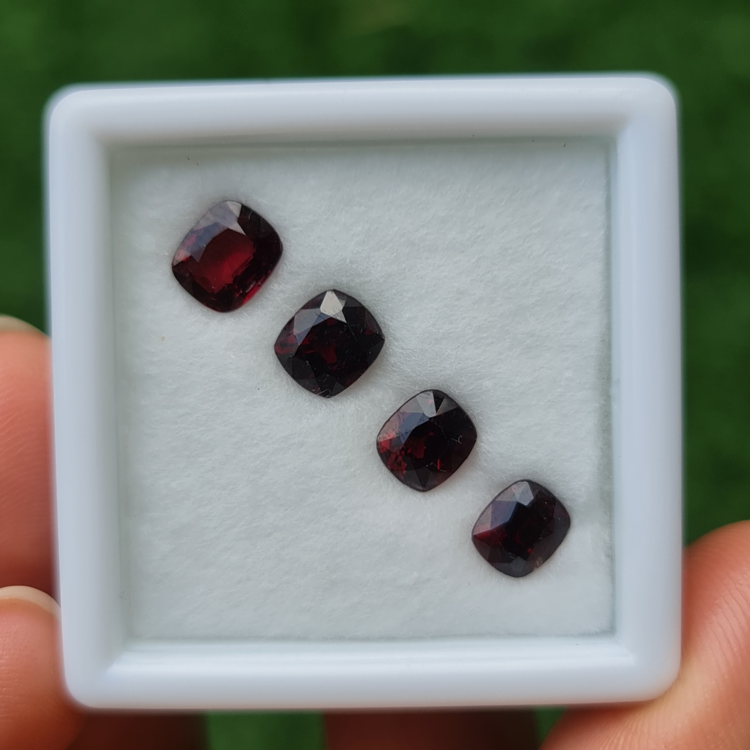 พลอย สปิเนล (Spinel) 4.51 กะรัต (Cts.) 4 เม็ด พลอยแท้ อัญมณีมงคลประจําวันเกิด เครื่องประดับพลอย