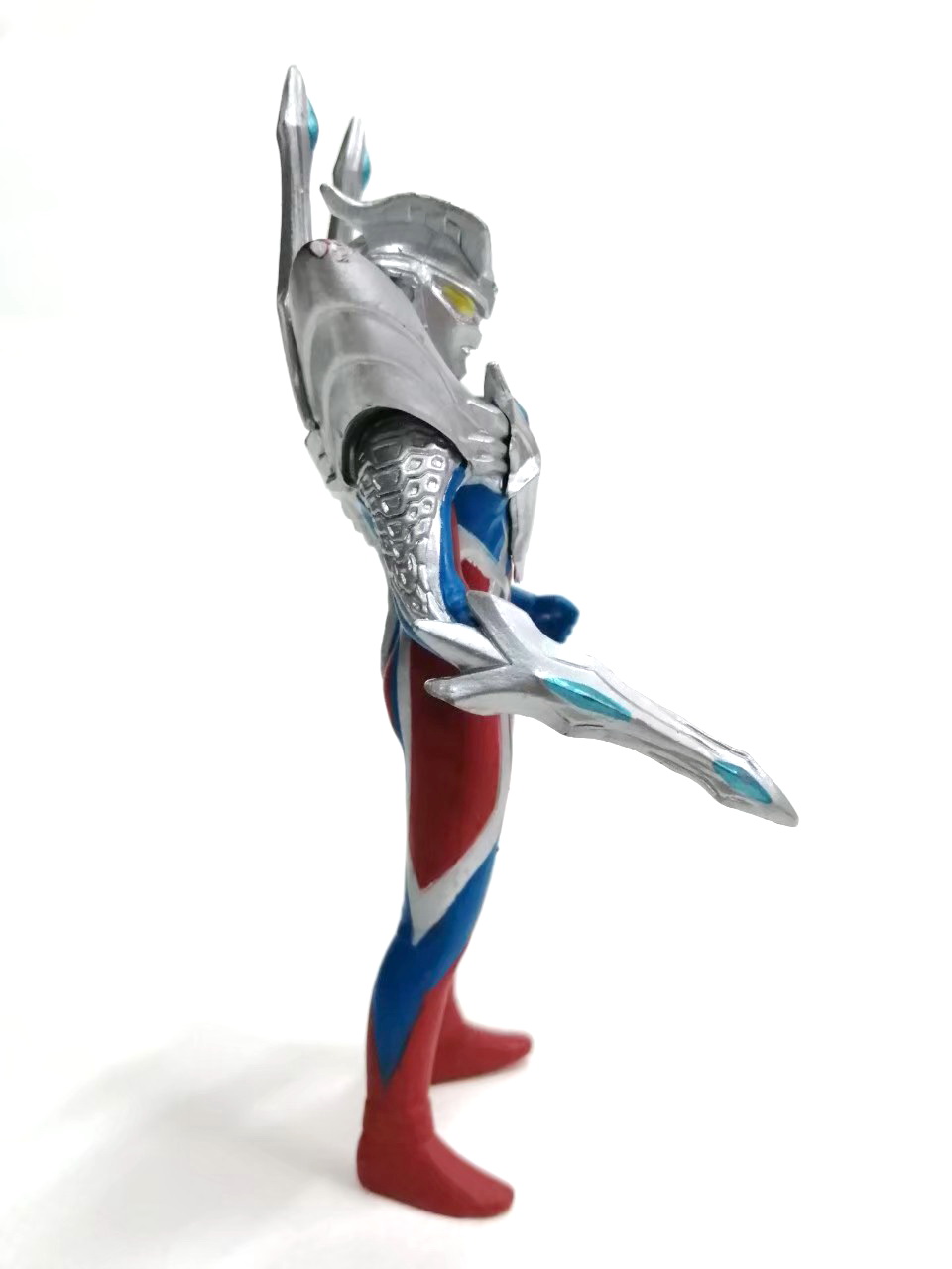 ซอฟ 4 นิ้ว อุลตร้าแมน ซีโร่ รุ่นสวมเกราะ ค่อนข้างหายากไม่พบบ่อย มือสองสภาพดีมีรอยบ้าง