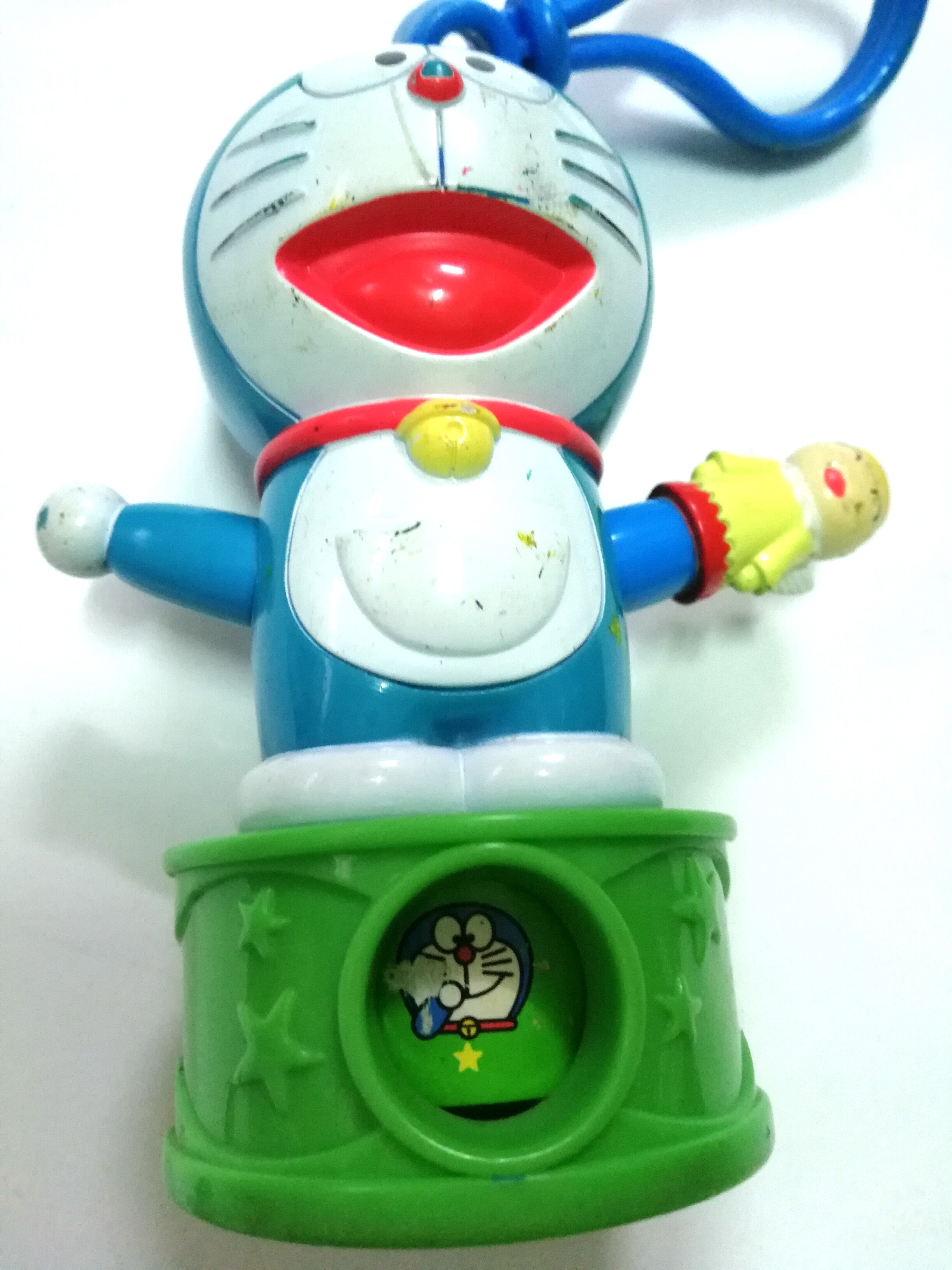 ของสะสมโดเรม่อน โดราเอม่อนกล้อง-พวงกุญแจ มือซ้ายเป็นนางฟ้า**ภาพในช่องมองมีตำหนิ และตัวโดราเอม่อนมีตำหนิตามภาพ