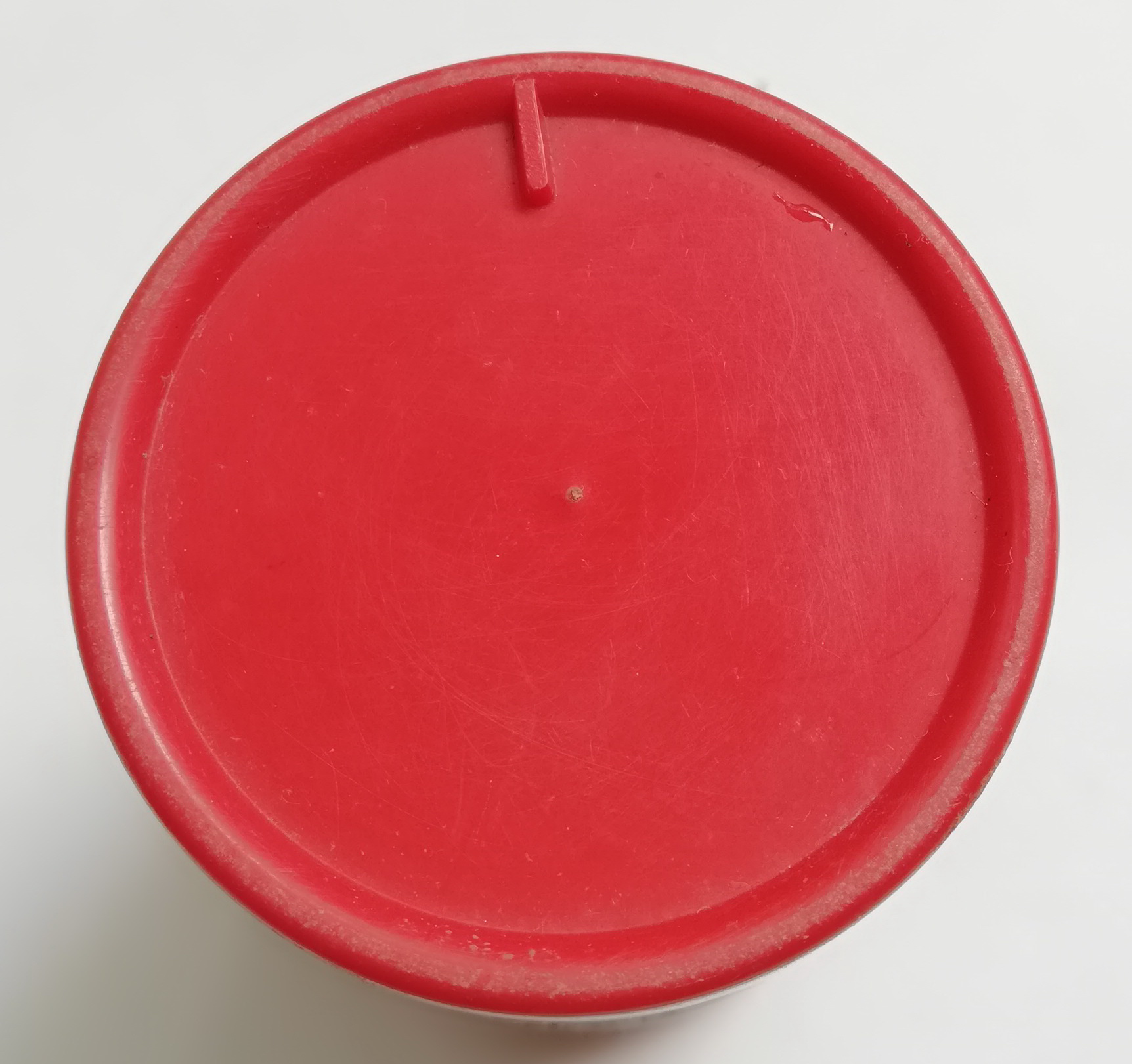 ของเก่าสะสม แก้วน้ำพลาสติกสีแดง ของสะสมจากโค้ก พร้อมภาษาญี่ปุ่น เส้นผ่าศุนย์กลางปากแก้วประมาณ 2.6" ,ก้น 2.2" ความสูงประมาณ 4.8" **ของเก่ามีตำหนิ โปรดตรวจสอบทุกภาพ