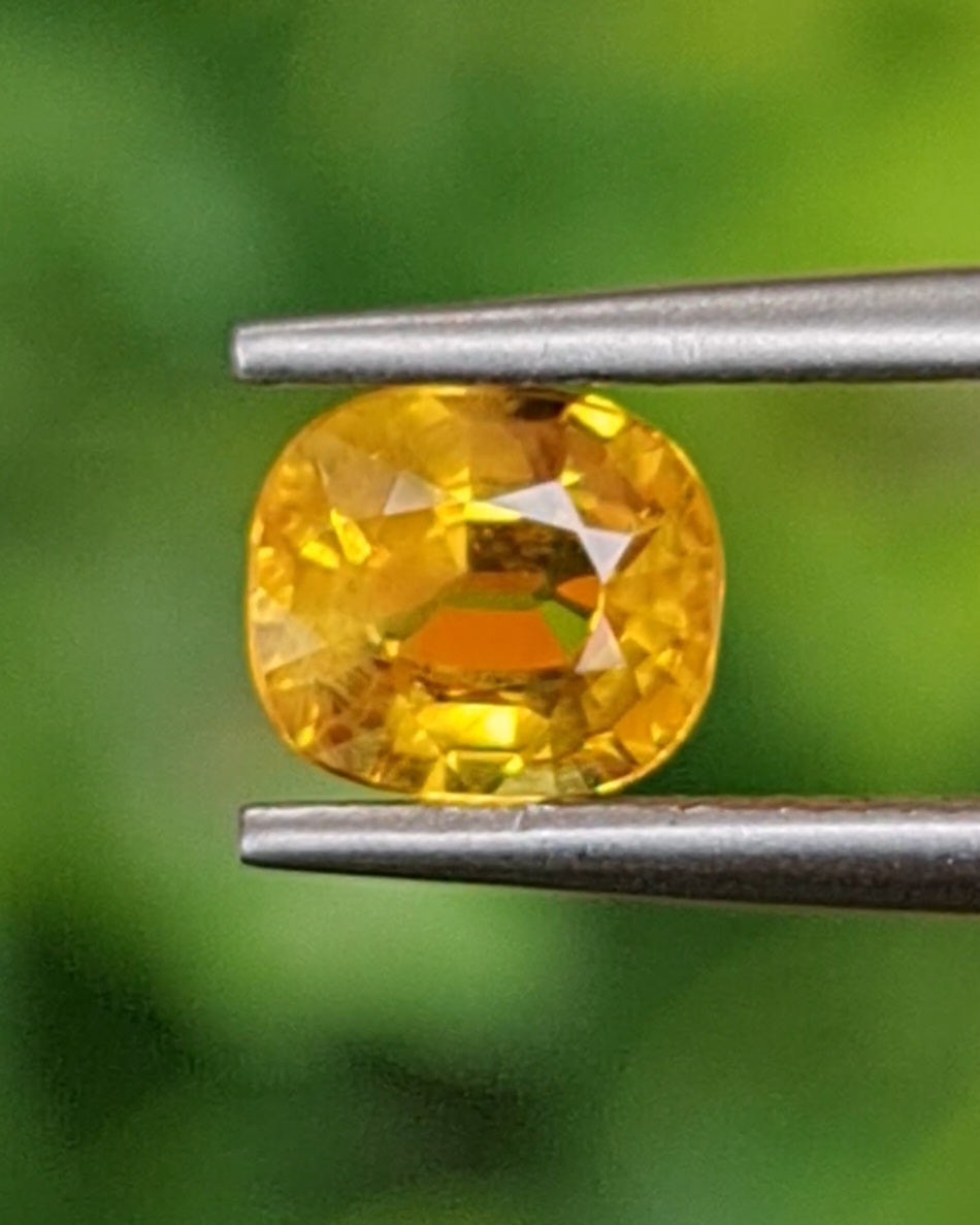 พลอย บุษราคัม yellow sapphire 1.11 กะรัต (Cts.) พลอยแท้ อัญมณีมงคลประจําวันเกิด เครื่องประดับพลอย