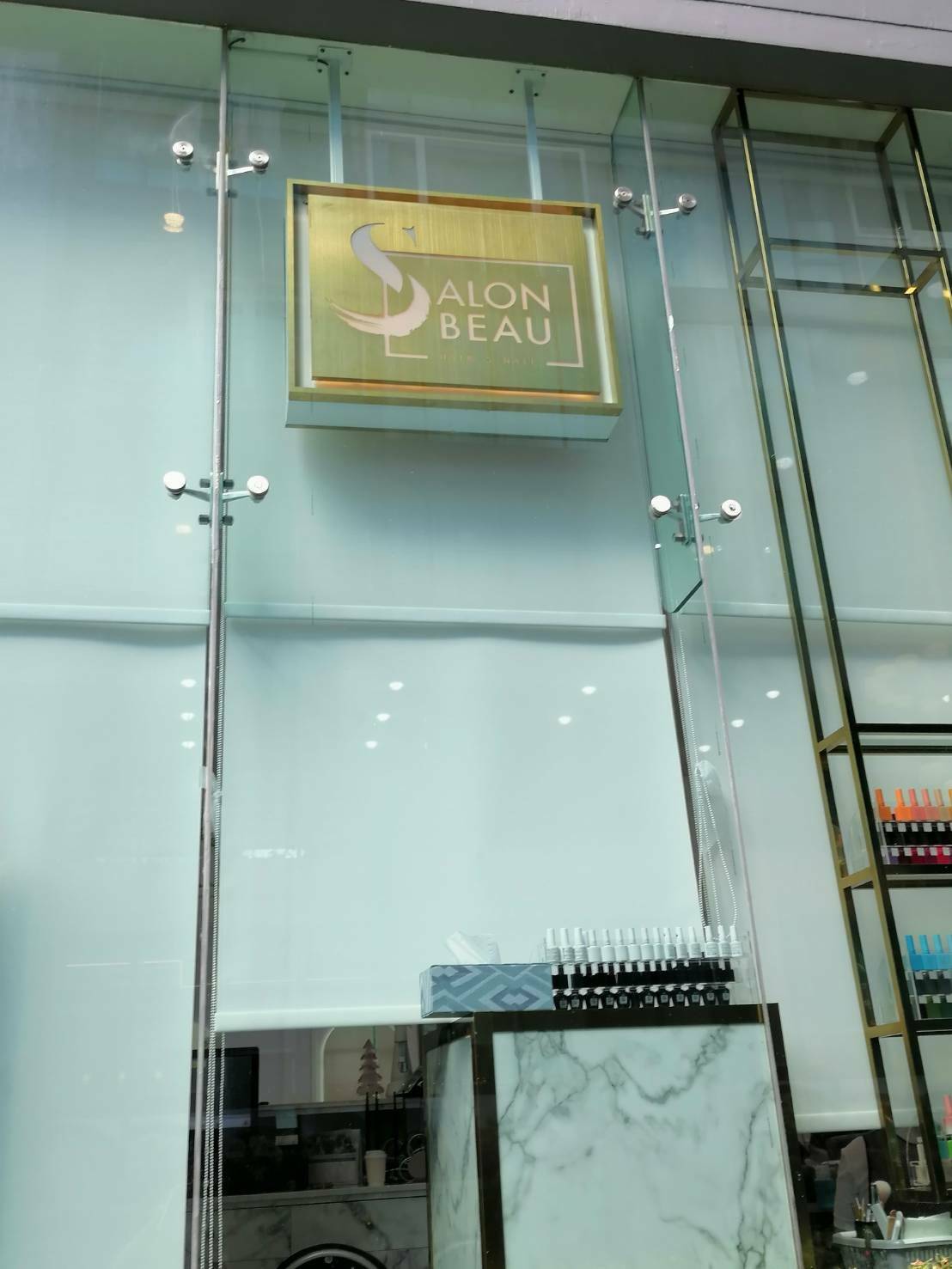 ป้ายกล่องไฟ จำนวน สองป้าย - วัสดุสแตนเลสหน้าทองฉลุลายใส่ไฟ - ขนาด 90×100 cm - ขนาด 68×90 cm - แผ่นด้านหน้าและหลังเป็นวัสดุทองเหลือง - ด้านหน้าฉลุลายให้ไฟออกมา - ด้านหลังเป็นแผ่นสแตนเลสสีทองไม่มีลาย - ขอบข้างที่เป็นความหนาของตัวป้ายเป็นโลหะซิงค์พ่นสีขาว -