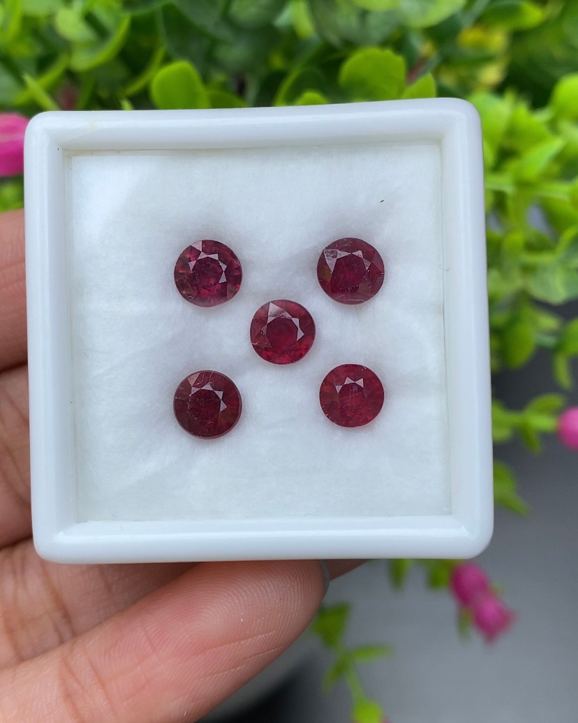 พลอย ทับทิม (Ruby Sapphire) 6.09 กะรัต (Cts.) 5 เม็ด (Pcs.) พลอยแท้ อัญมณีมงคลประจําวันเกิด เครื่องประดับพลอย