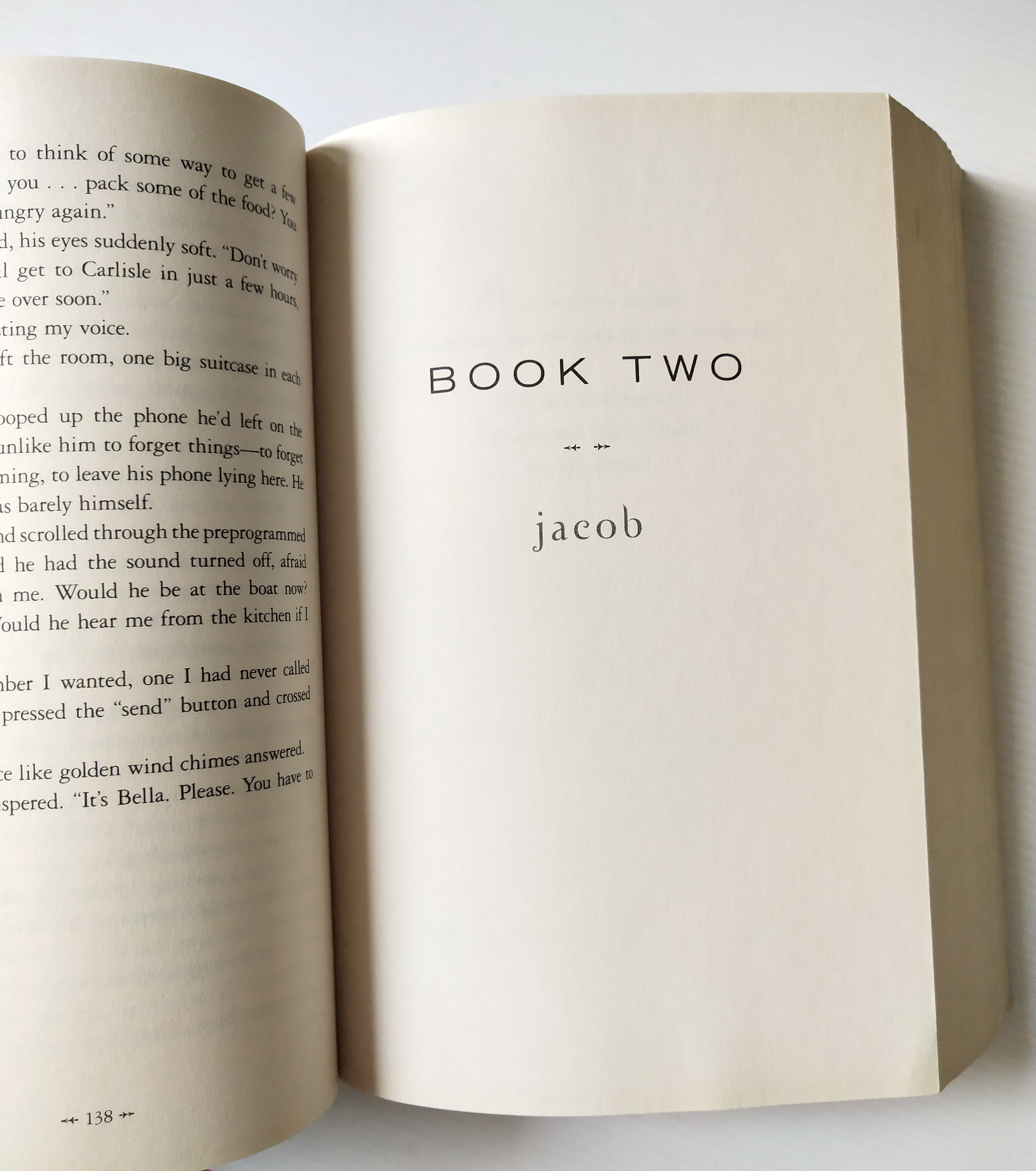 หนังสือนิยายภาษาอังกฤษ "ฺBreaking Dawn" จากแวมไพร์ทไวไลท์ รวม 3 ภาคในเล่ม โดย Stephenie Meyer หนังสือสภาพดี **หน้าแรกมีรอยสก๊อตเทปเล็กน้อยตามภาพ