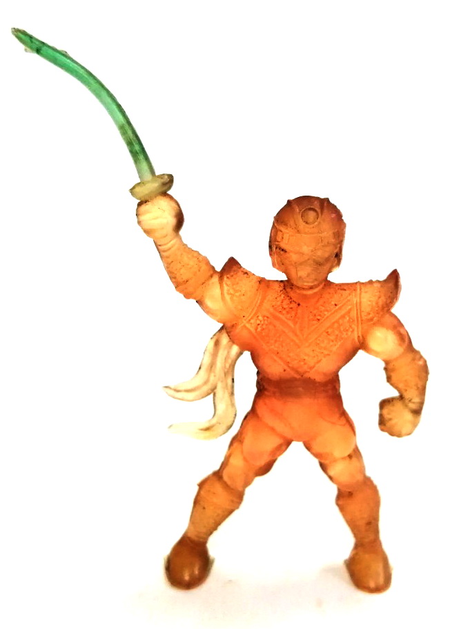 ตุ๊กตุ่นยางใสสีส้ม 2.5 นิ้ว ขบวนการไม่ทราบชื่อ สภาพเก่าเก็บสะสม สภาพดี ไม่มีส่วนชำรุด ดาบครบ สีเปลี่ยนตามกาลวลาบ้าง