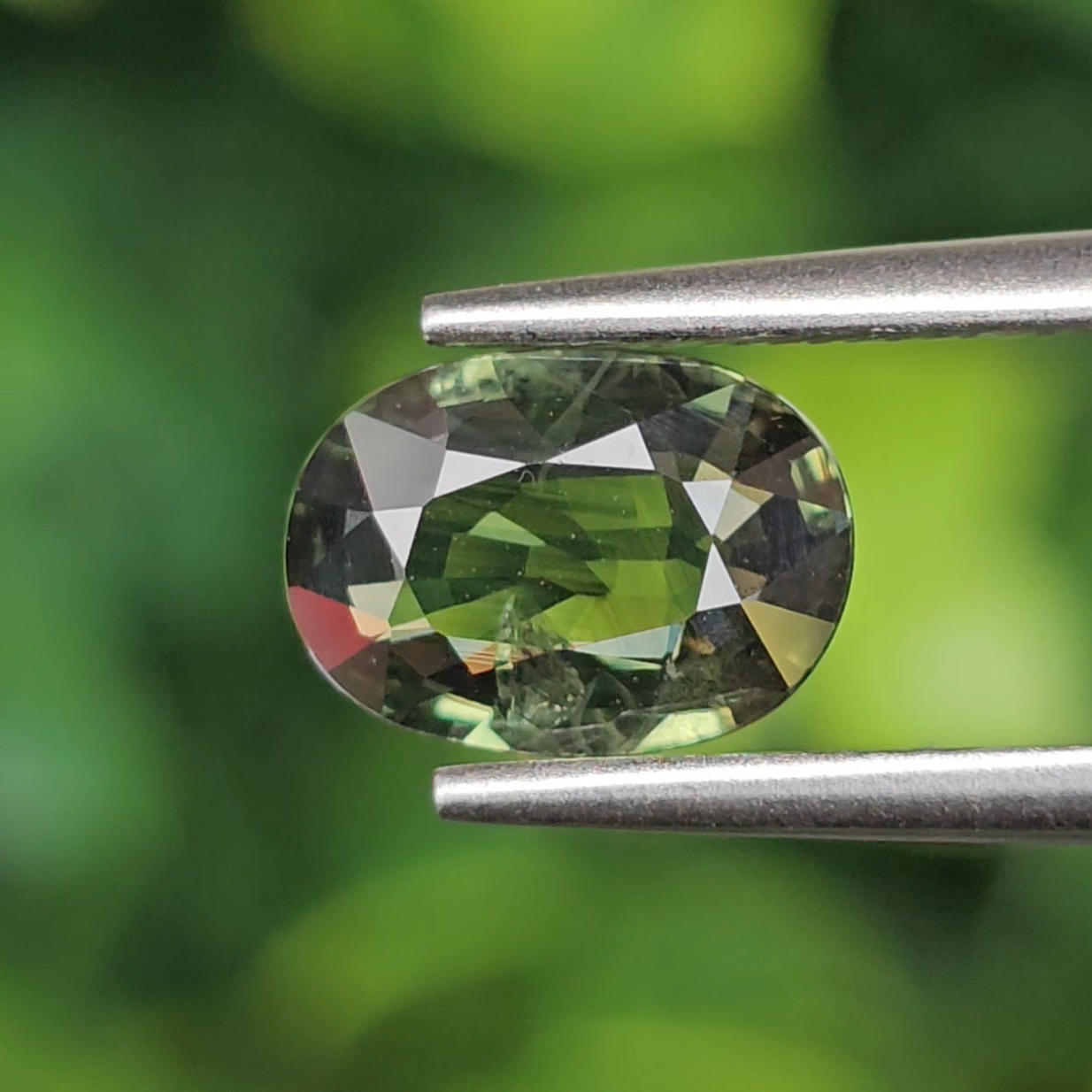 พลอย เขียวส่อง Green Sapphire 1.43 กะรัต (Cts.) พลอยแท้ อัญมณีมงคลประจําวันเกิด เครื่องประดับพลอย