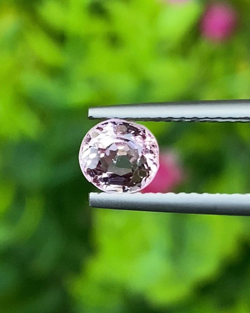 พลอย สปิเนล Spinel 0.89 กะรัต (Cts.) ดิบ Unheated พลอยแท้ อัญมณีมงคลประจําวันเกิด เครื่องประดับพลอย