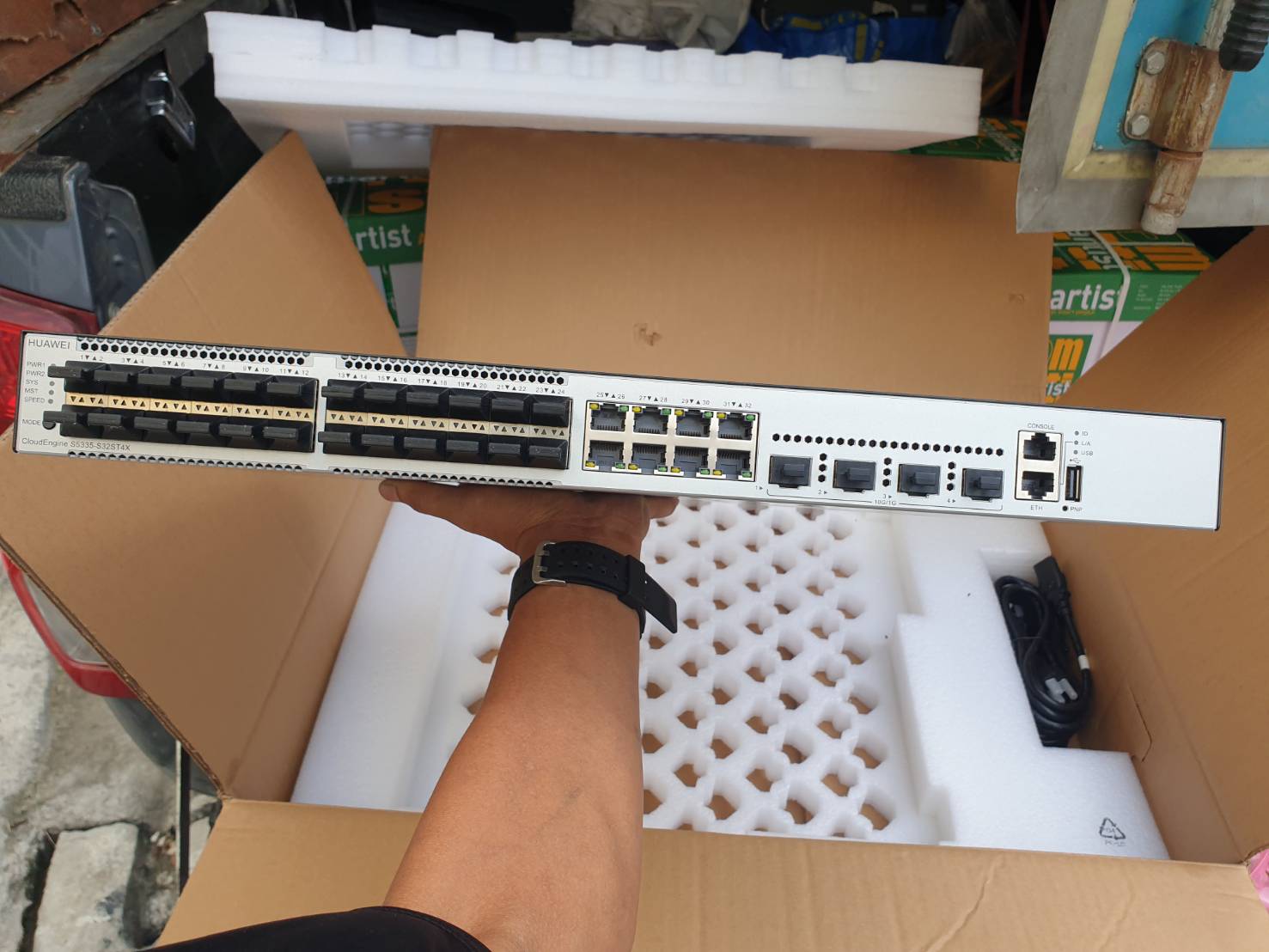 Switch Huawei S5735-S32ST4X 24*GE SFP ports 8*10/100/1000BASE-T ports 4*10GE SFP+ port ของใหม่
