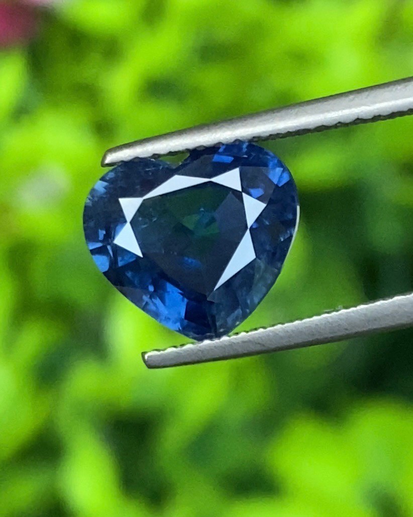 พลอย ไพลิน Blue Sapphire 3.24 กะรัต (Cts.) ดิบ (Unheated ) พร้อมใบเซอร์ พลอยแท้ อัญมณีมงคลประจําวันเกิด เครื่องประดับพลอย