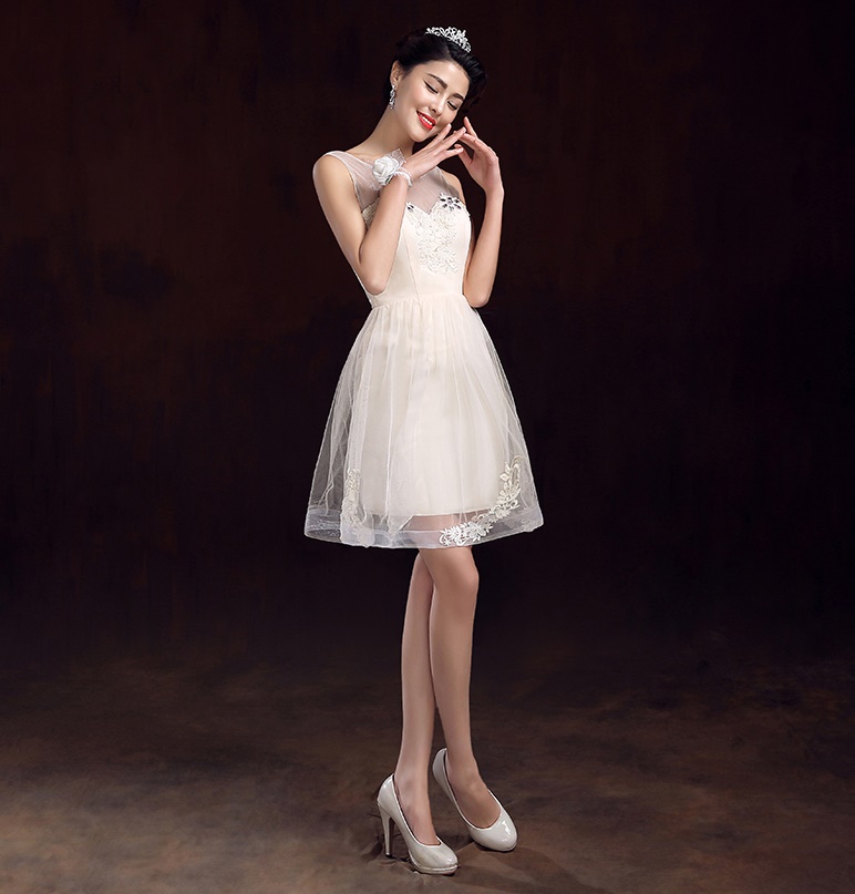 พร้อมส่ง ชุดราตรีสั้น แขนกุด แบบเรียบหรู แต่งผ้าตาข่ายแซมด้วยลูกไม้&คริสตัล สีครีม ครีม Champagne