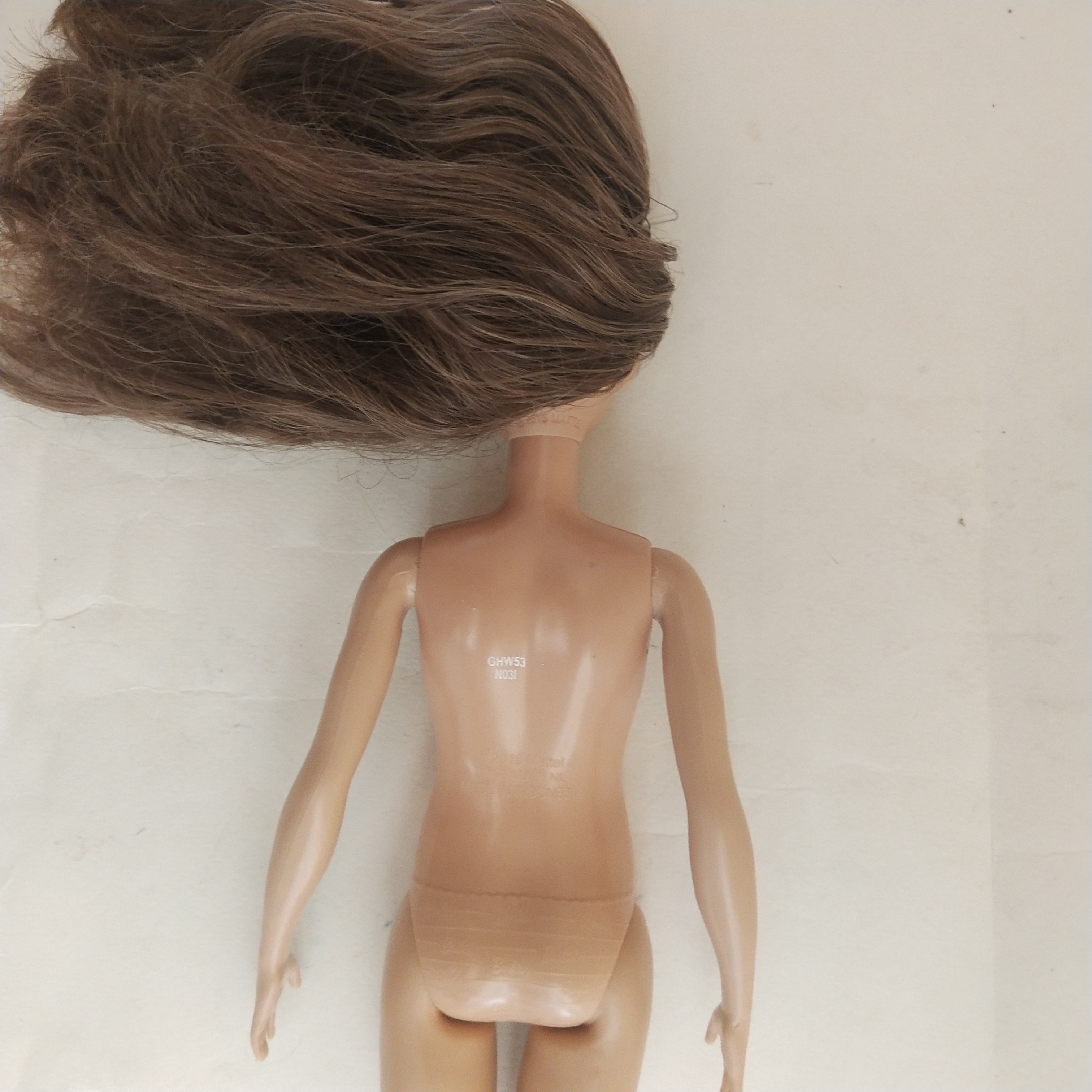 ตุ๊กตาบาร์บี้ **มีรอยบ้างที่ท้อง, ตุ๊กตาขาแข็งไม่ได้ รุ่นอกแบนไม่มีเอว ผมยาวสลวย ผิวเข้ม 2018 Mattel Indonesia