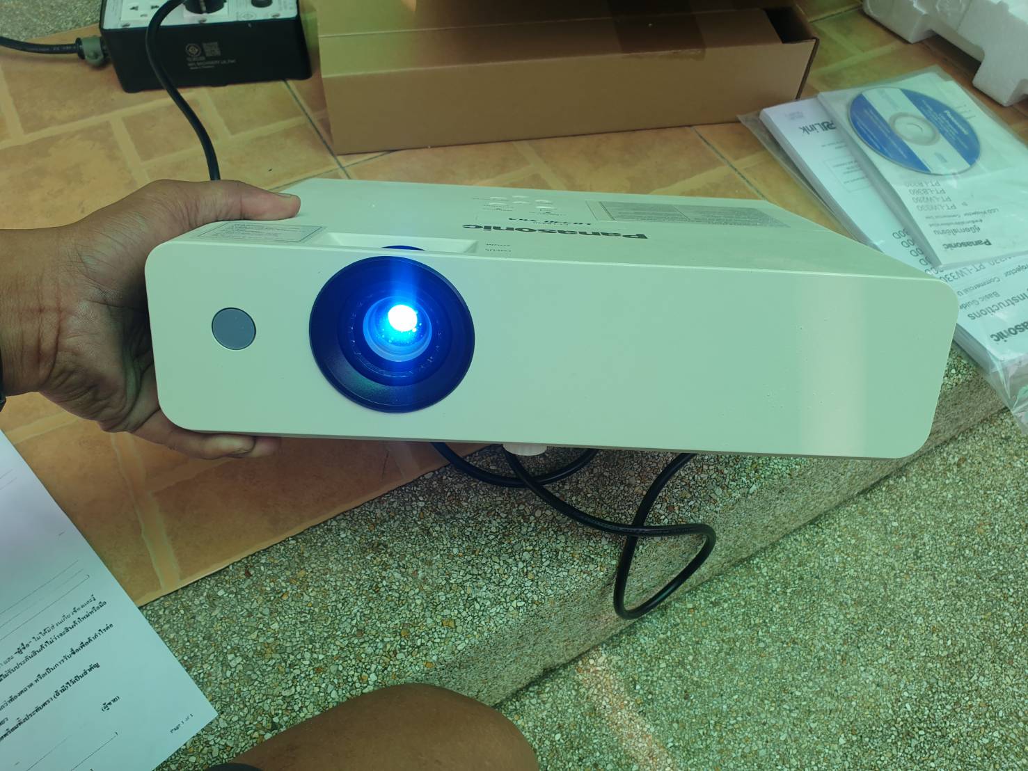 Panasonic PT-LB330A สภาพดี พิเศษ แถม จอขนาด 10 * 2 เมตร