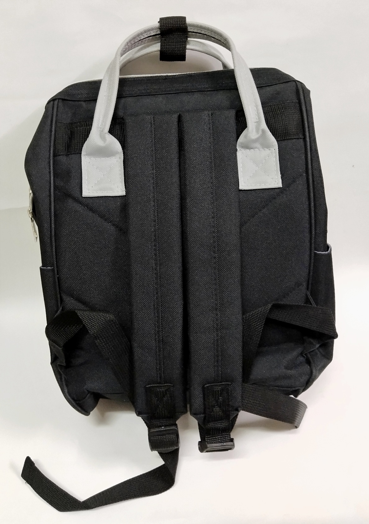 กระเป๋าเป้ลายสตาร์วอร์ +หูหิ้ว Star Wars ,tsum มีโครงเหล็ก บริเวณปากกระเป๋า ขนาดประมาณ 15"*9.5", ของแท้ ใหม่ **ป้ายหลุดหาย