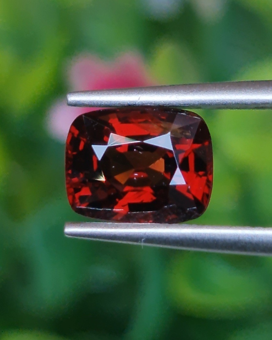 พลอย สปิเนล (Spinel) 2.10 กะรัต (Cts.) ดิบ (Unheated) พลอยแท้ อัญมณีมงคลประจําวันเกิด เครื่องประดับพลอย