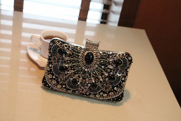 พร้อมส่ง Evening Clutch กระเป๋าออกงาน สีดำ แต่งเลื่อม และมุก สุดหรู พร้อมสายโซ่สะพายสั้น/ยาว ทรงสี่เหลี่ยม สำเนา