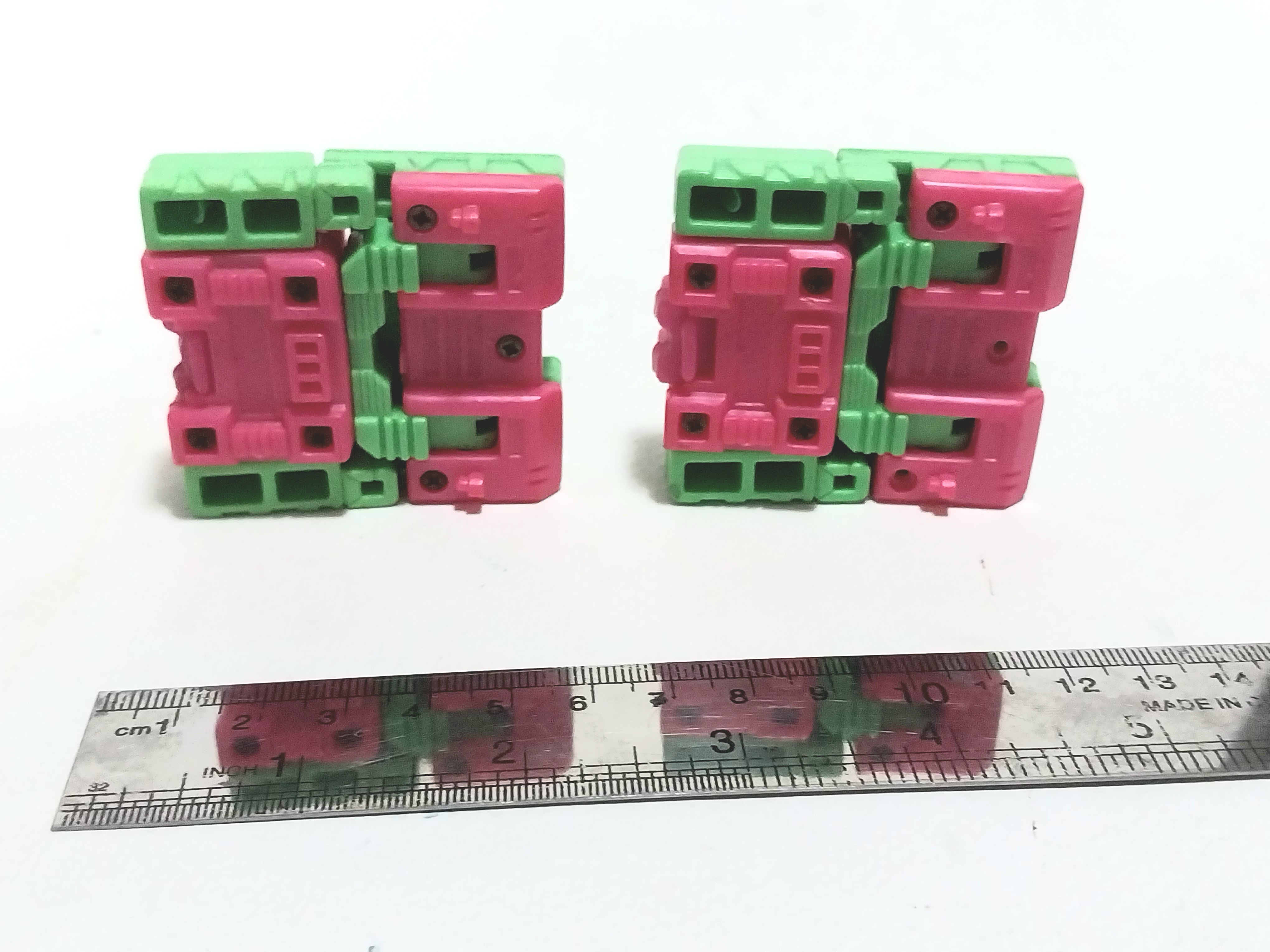 หุ่นยนต์ตัวอักษร PและB ขนาดตามภาพ