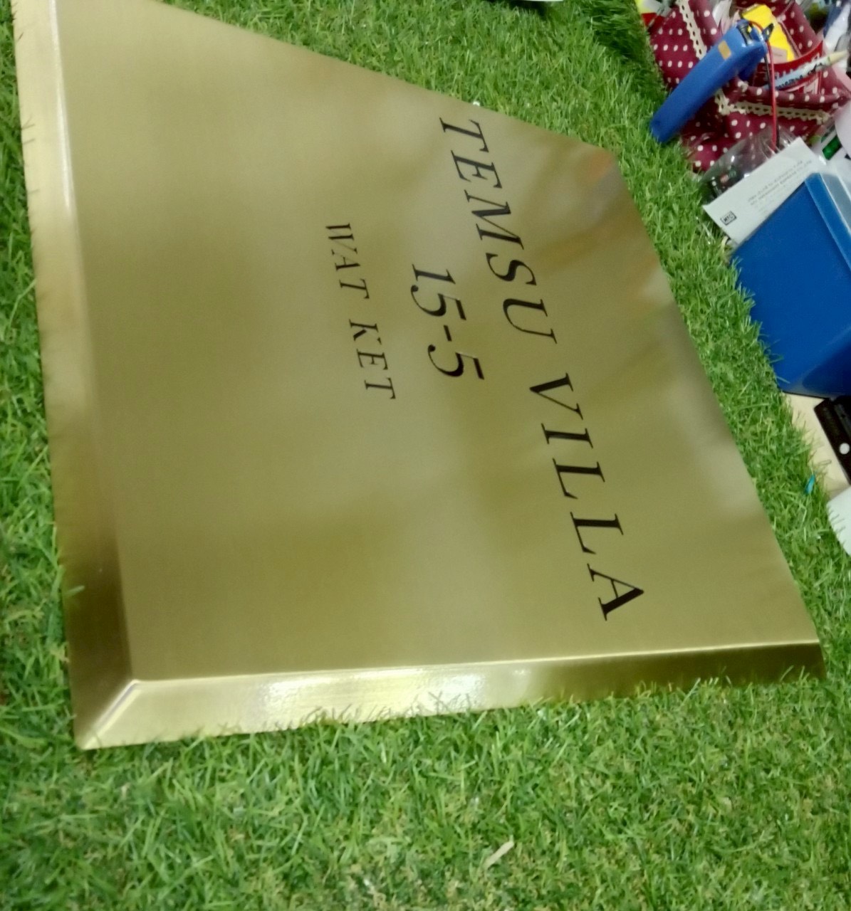 งานป้ายทองเหลืองกัดกดลงสี งานทองเหลืองรมดำ งานทองเหลืองขึ้นรูป