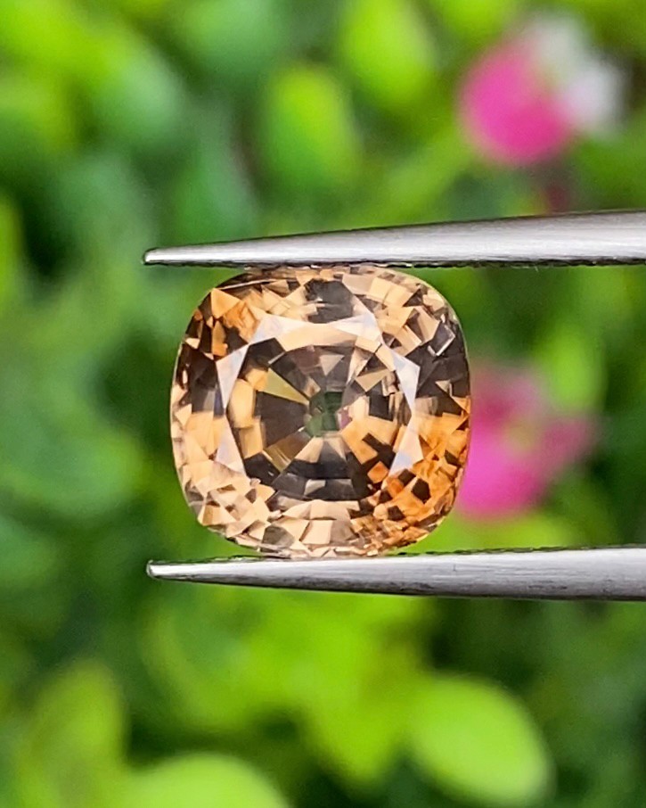 พลอย เพทาย Natural Zircon 4.50 กะรัต (Cts.) พลอยแท้ อัญมณีมงคลประจําวันเกิด เครื่องประดับพลอย
