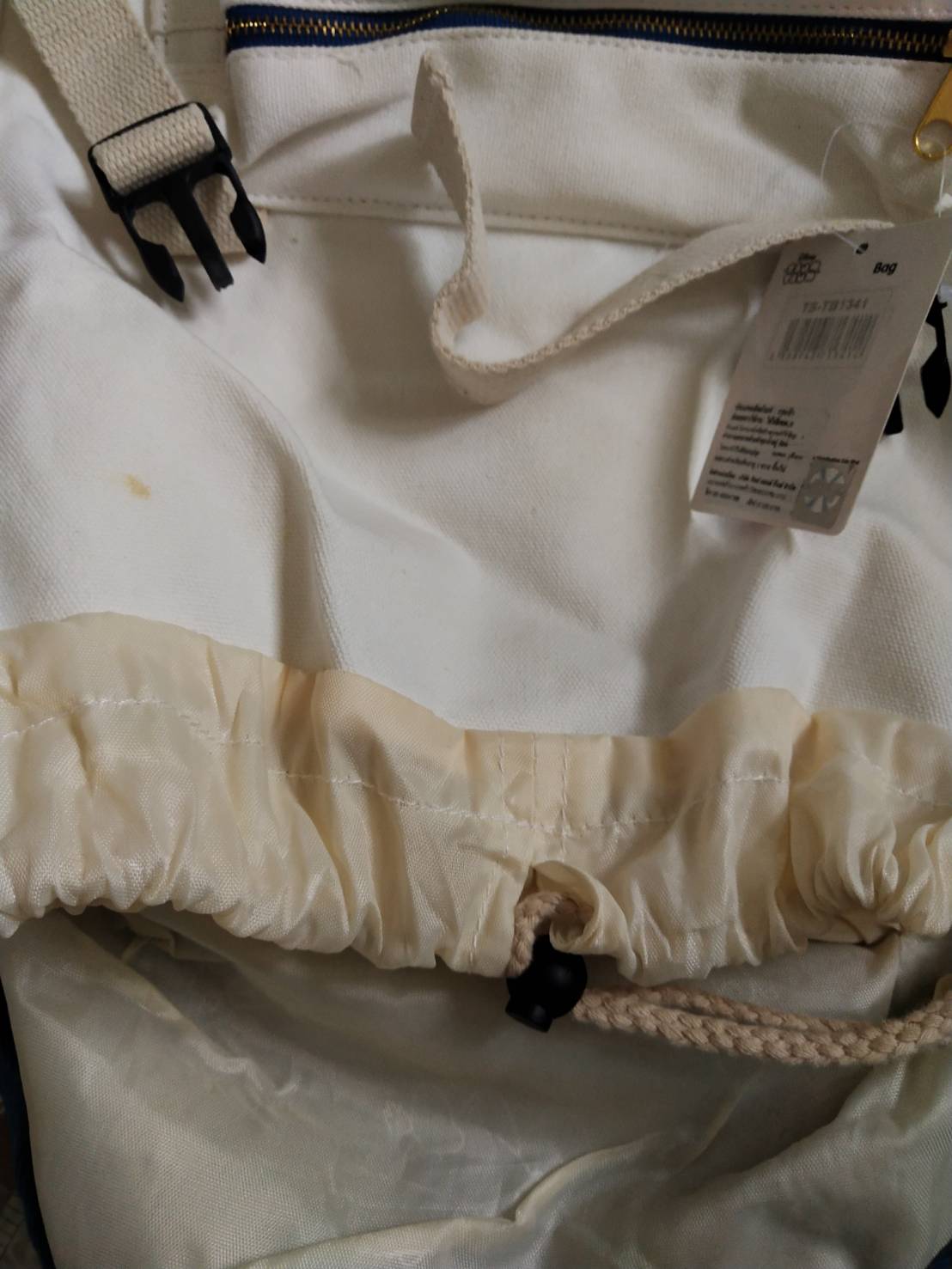 กระเป๋าเป้ผ้าแคนวาสขาว แต่งก้นและฝาสีฟ้า พิมพ์ลาย ดิสนีย์ซูมๆ Tsum Tsum ผูกเชือก พร้อมซิปหน้า และ หลัง **ของแท้ ใหม่ มีจุดสีบนผ้าแคนวาสจากโรงงาน ตามภาพ ของแท้ มีป้าย ขนาด กว้าง 28 สูง 38 ลึก 15 ซม