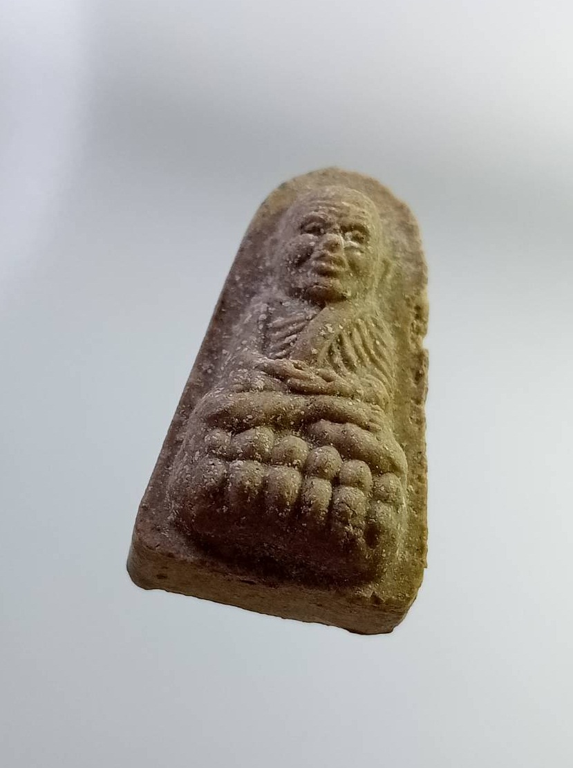 ผ2712 หลวงปู่ทวด วัดช้างให้ หลังติดครั่ง ฝังแร่